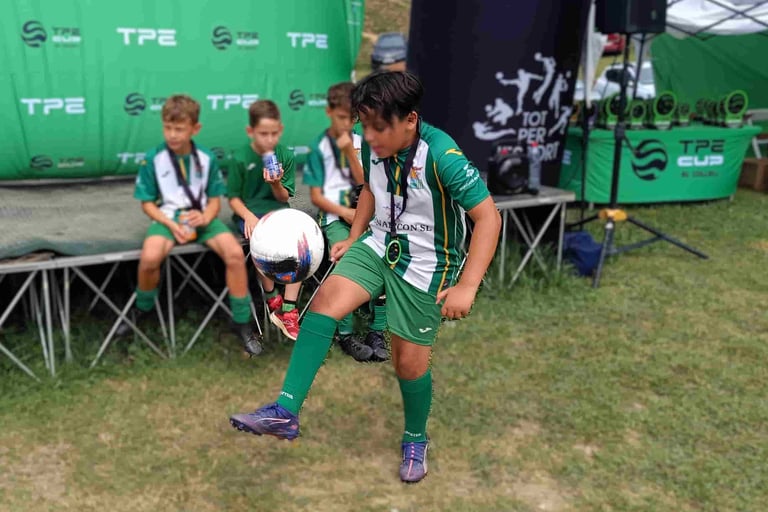 Niños aprendiendo fútbol freestyle en una taller durante una animación de fútbol en Barcelona
