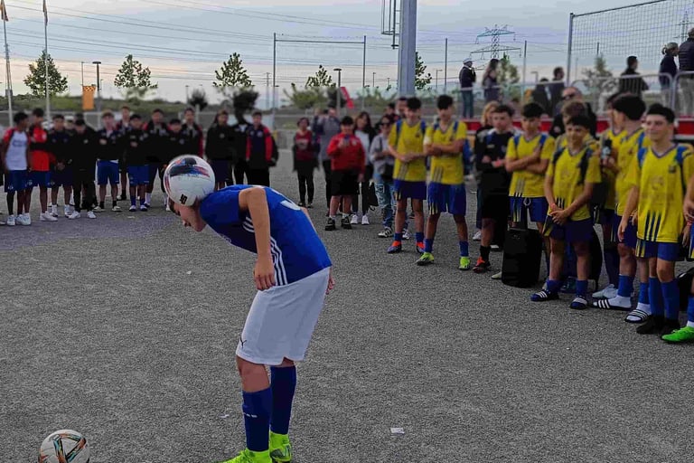 Adolescentes disfrutando de un show de fútbol freestyle con retos interactivos en un evento