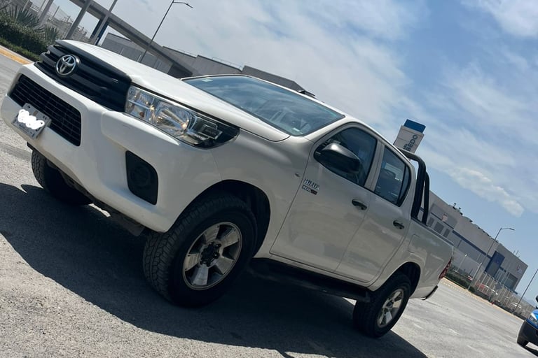 Vehículo pick up usado como empresa de logística ligera en Monterrey