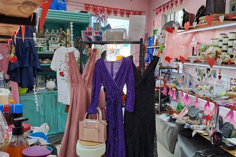 Glow Showroon mostrando sus productos de temporada en exhibición 