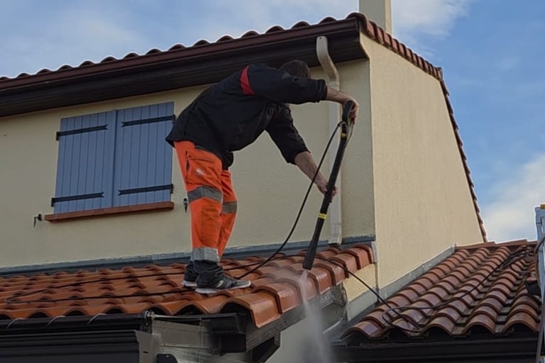 Démoussage toiture tuiles Toulouse - Cazes Rénovation