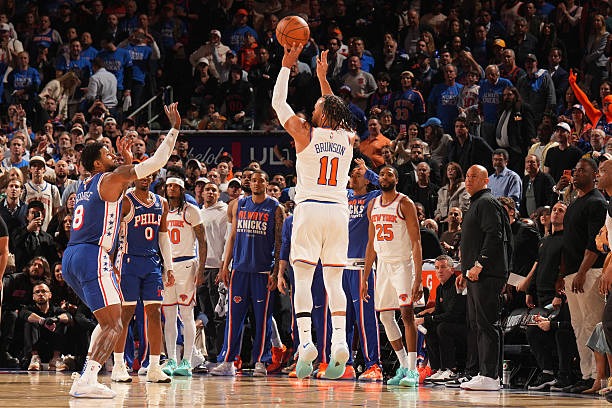 Jalen Brunson shooting over Paul George during the Knicks victory against the 76ers (may 4, 2026)