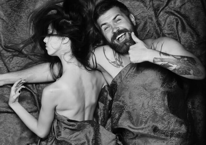 Couple heureux dans une étreinte - résultat de Manhood Plus pour la santé masculine et la vie de couple