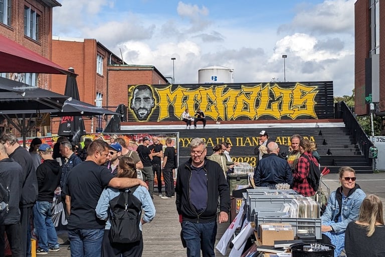 Flea market in Karoviertel Hamburg with street art, Flohmarkt im Karoviertel Hamburg mit Graffiti Wand und lokaler Szene