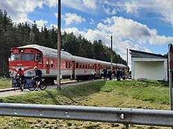 Keleivinis traukinys, sustojęs Kalvių geležinkelio stotelėje Varėnos rajone, pėsčiųjų žygio maršruto