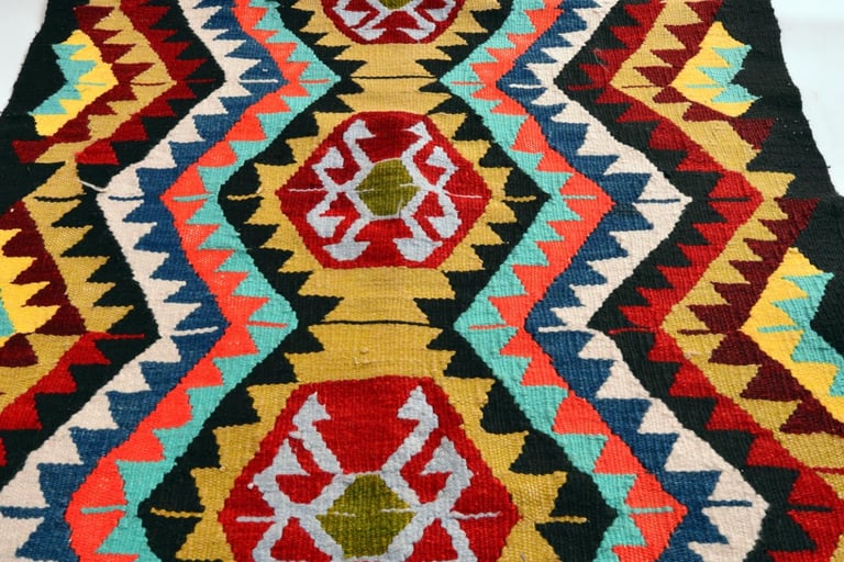 tapis kilim traditionnel tissé plat avec motifs géométriques colorés