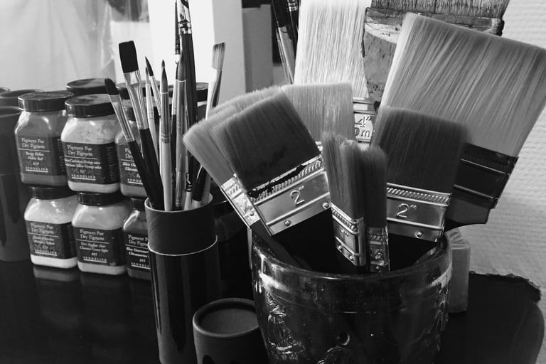 Détail atelier Stanislas Garaud, pinceaux, brosses, pots de pigments purs Sennelier sur cheminée marbre noir