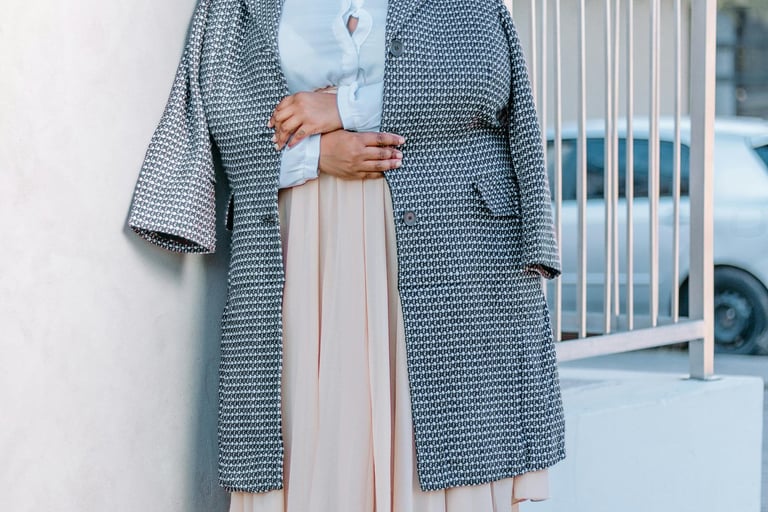 look plus size elegante com casaco longo e saia midi tendência 2026