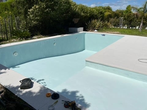 Somos una empresa especializada en reparación, restauración y renovación de piscinas de hormigón en 