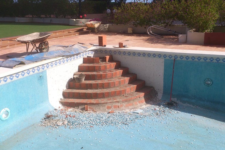 Somos una empresa especializada en reparación, restauración y renovación de piscinas de hormigón en 
