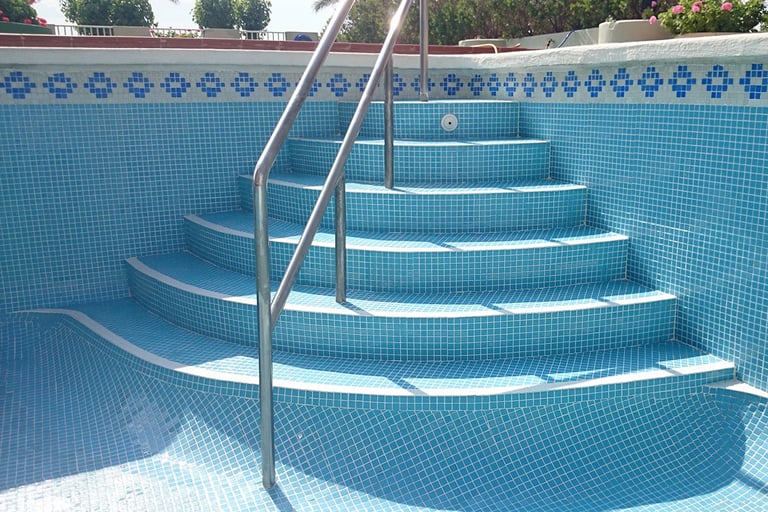 Somos una empresa especializada en reparación, restauración y renovación de piscinas de hormigón en 