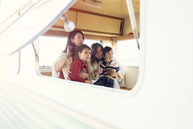 Intérieur de la caravane décorée en famille en Haute-Savoie.