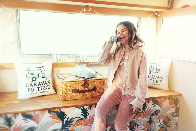 Enfant utilisant le téléphone livre d'or dans la caravane en Suisse.