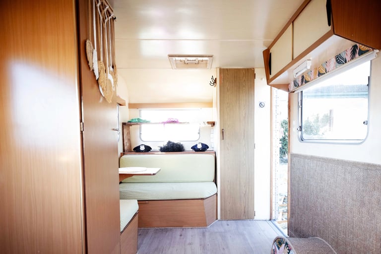 Intérieur de la caravane décorée avec accessoires en Haute-Savoie.
