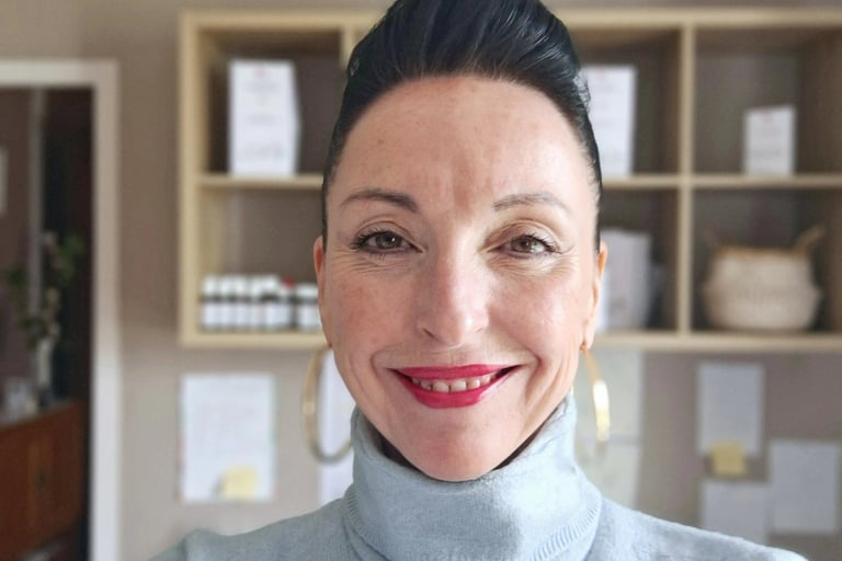 "Sylvie de L'Âme-Agie, votre praticienne en magnétisme et élixirs floraux, vous accueillant avec bie