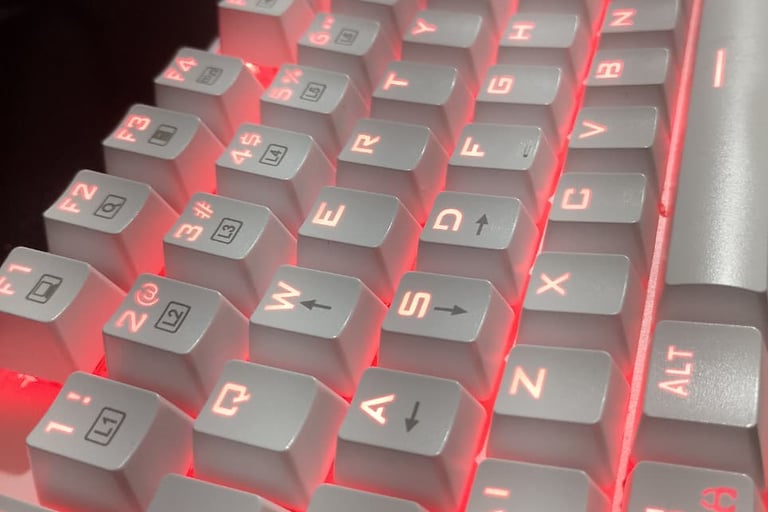 Close nas teclas do teclado Redragon Mitra branco mostrando o backlight em LED vermelho