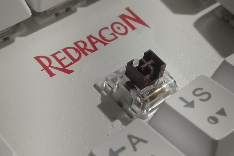 Detalhe do switch marrom Redragon Mark.II DIY hot-swappable no Mitra K551 branco