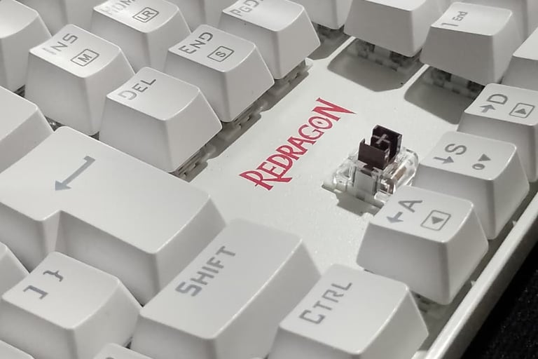 Switch marrom Redragon Mark.II DIY removido do teclado Mitra K551 branco – hot-swappable