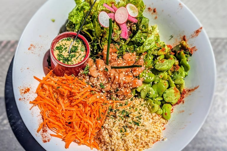Poké bowl frais et coloré servi au Bistrot Savoyard à Vallandry.