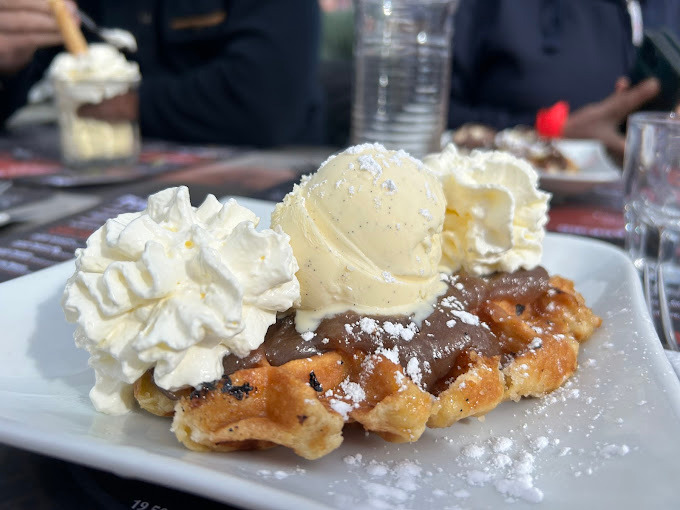 Gaufre gourmande avec glace et chantilly servie au Bistrot Savoyard.