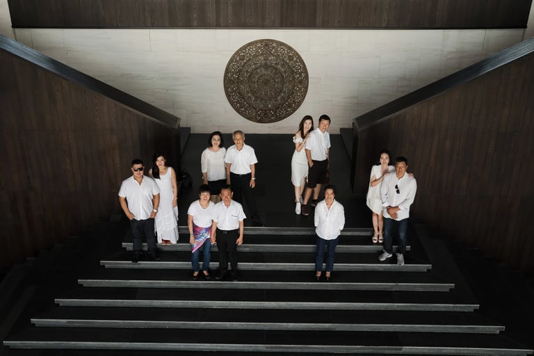 multigeneration-grand-staircase Multi-generation family portrait beneath the iconic architecture at The Apurva Kempinski
