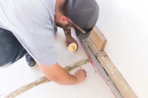 riempimento buchi e crepe prima di posa resina