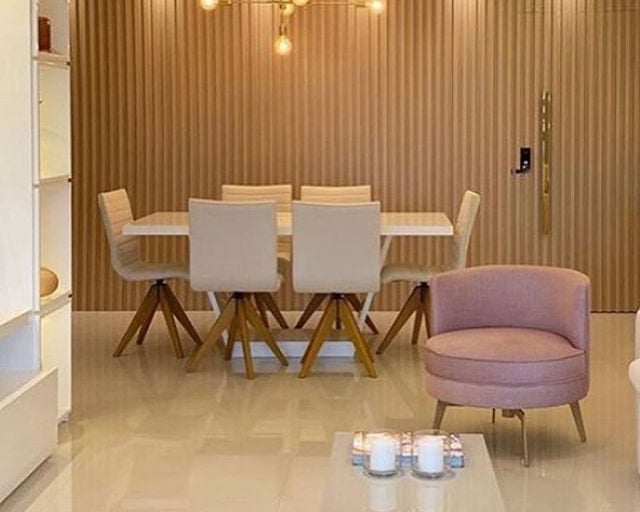 Sala de jantar com painel ripado