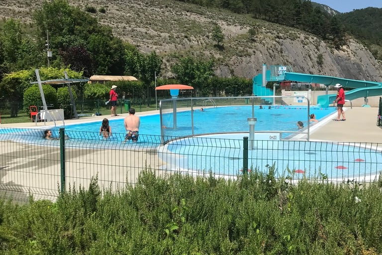 Outdoor swimming pool in Axat near Quillan
