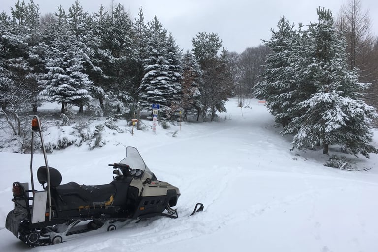 Motoneige dans une station de ski des Pyrénées près de Quillan