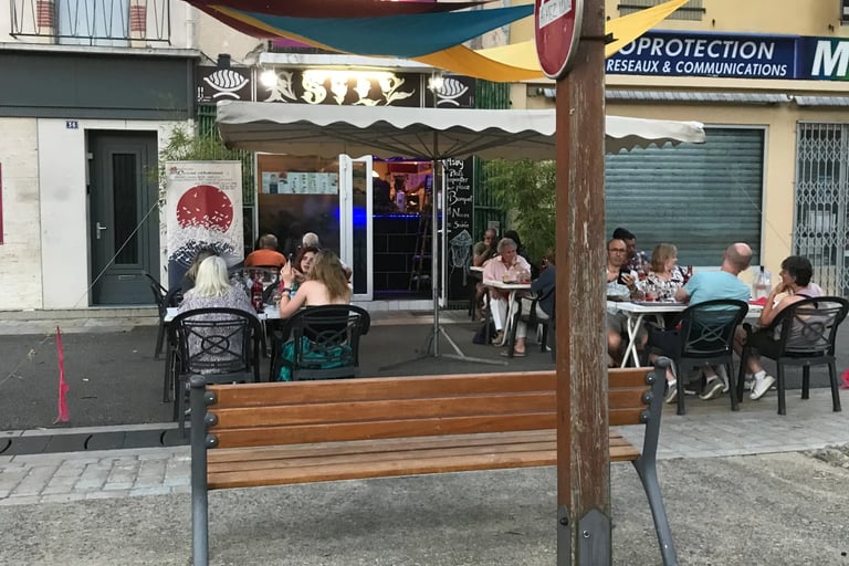 Outdoor dining at Asily Café in Quillan serving Chinese cuisine