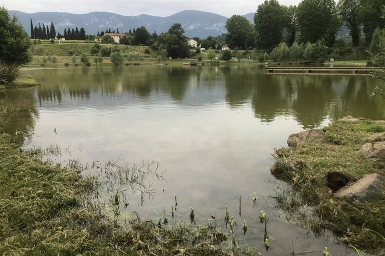 Lac de pêche au parc Saint-Bertrand à Quillan