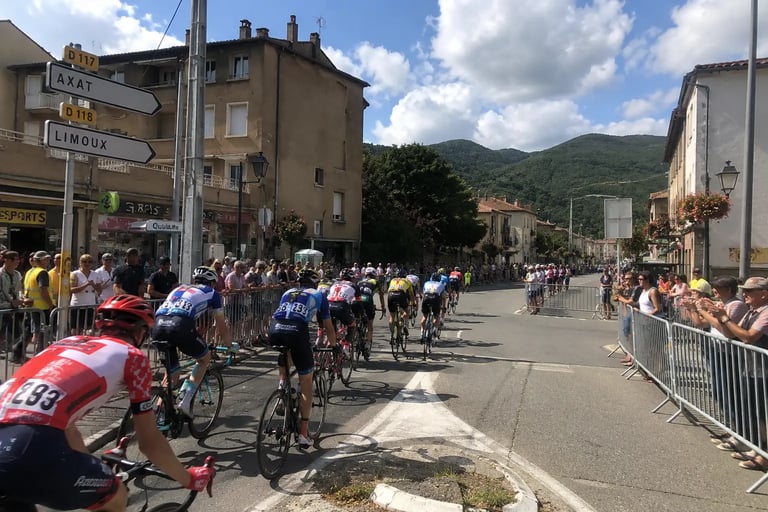 Coureurs du Tour de France passant par Quillan dans la vallée de l’Aude,