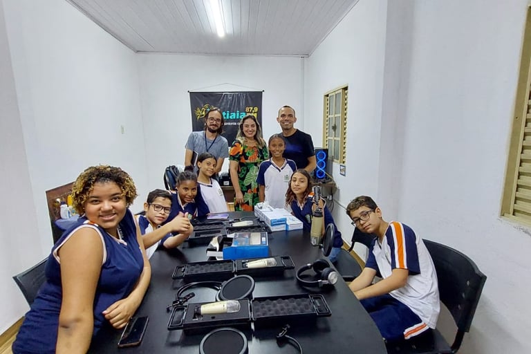 Alunos conhecendo os equipamentos da ItatiaiaFM