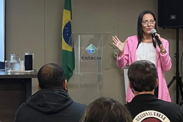 Andrea Laudádio ministrando palestra na Estácio, com foco em desenvolvimento pessoal e profissional.
