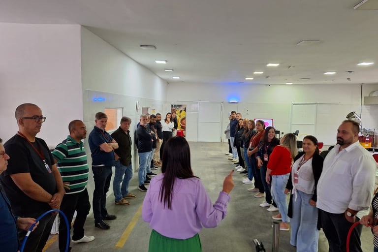 Andrea Laudádio conduzindo um treinamento comportamental com participantes em formação