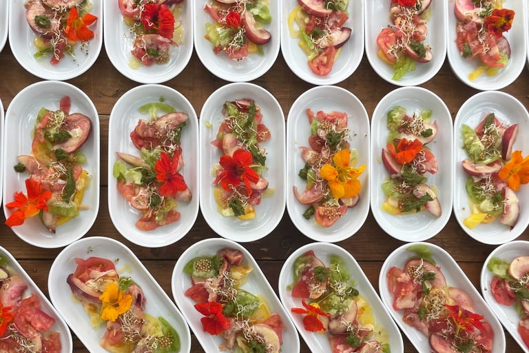 Buffet de salades tomate pèche pesto basilic Ô Miracle Traiteur végétal végétarien Végan 