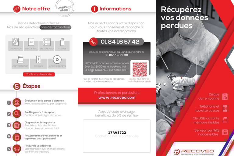 Technicien en train de récupérer des données sur un ordinateur portable, avec des disques durs 