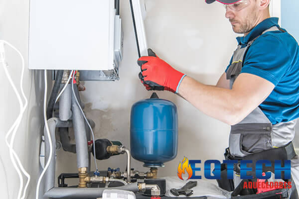 tecnico fazendo Manutenção do aquecedor