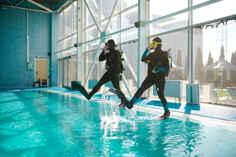 Zwei Männer steigen in den Pool Specialdive