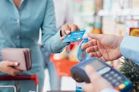 Client récupérant son smartphone réparé par Mobifix et payant à domicile
