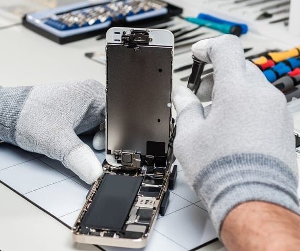 Technicien Mobifix réparant un smartphone à domicile à La Roche-sur-Yon