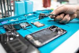 Technicien Mobifix utilisant des outils et pièces de qualité pour réparer un smartphone