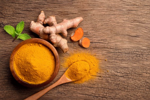 curcumin in a spoon and ginger