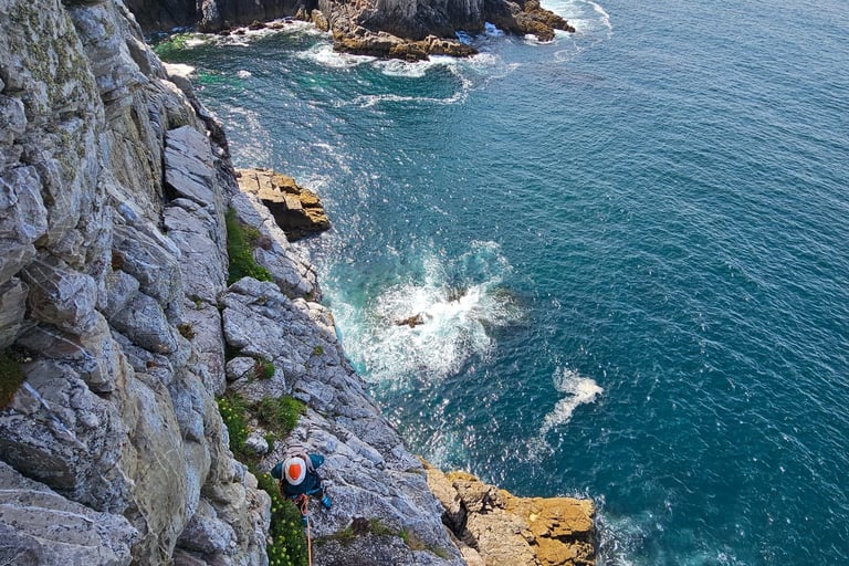 Une grimpeuse en stage d'escalade à Pen Hir, en Bretagne.