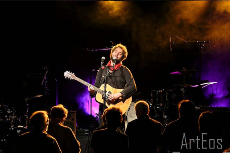 Dorian Chamoin playing guitar in a concert