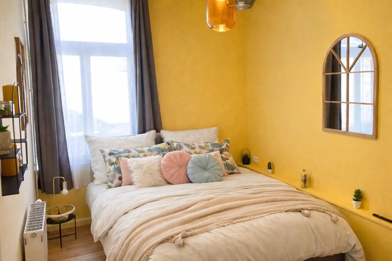 Chambre double jaune lumineuse, hébergement professionnel en déplacement