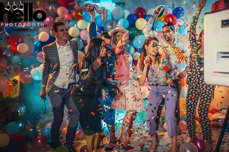 un groupe de personnes debout autour d’une BORNE PHOTO