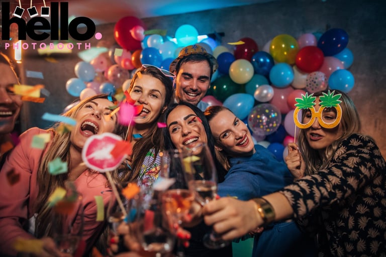 un groupe de personnes debout autour d’une PHOTOBOOTH