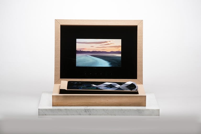 coffret livre album photo avec un écran multimédia photo ou vidéo en intérieur