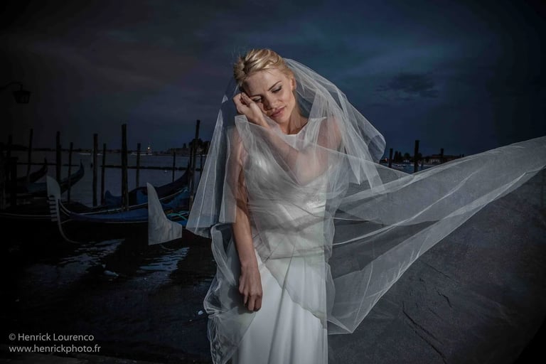 Nuit à Venise avec une marié blonde avec le voile au vent